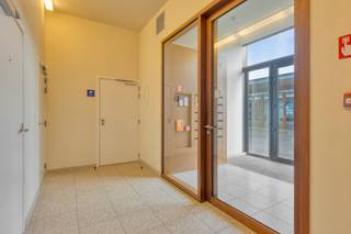 [[ DIT PAND NEEMT DEEL AAN DE ERA OPEN HUIZEN DAG OP 6/12 VAN 11:00 TOT 12:00 ]]
<h2>Waregem: recent appartement met 2 slaapkamers en met ondergrondse parkeerplaats te koop.<br /><br />Dit recent gebouwde, ruime hoekappartement met twee slaapkamers is gelegen aan de Zuiderpromenade in het centrum van Waregem. Het appartement bevindt zich op de derde verdieping, die bereikbaar is met een lift.<br /><br /><strong>Indeling:</strong><br />Inkomhal, woonkamer, ingerichte open keuken, terras, twee slaapkamers, badkamer met inloopdouche en dubbele wastafel, wasruimte en mooi terras met uitzicht op het Boekenplein en de bibliotheek.<br /><br /><strong>Voordelen:</strong></h2>

<ul><li>
	<h2>Hoek appartement</h2>
	</li><li>
	<h2>2 slaapkamers</h2>
	</li><li>
	<h2>​​​​​​​Centrum van Waregem</h2>
	</li><li>
	<h2>Ondergrondse p​​​​​arkeerplaats</h2>
	</li><li>
	<h2>​​​​​​​Rondom terras = gemakkelijk onderhoud.<br />	<br />	​​​​​​​Neem gerust contact op met Jérôme voor meer informatie: 0472/61.10.10</h2>
	</li></ul>