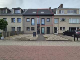 Dit duplexappartement met een netto oppervlakte van 71m² is gelegen in het centrum van Westmalle, aan de Antwerpsesteenweg. Het appartement werd gebouwd in 2017 en beschikt over een gunstig EPC-label B (105 kWh/m²jaar).<br />Het appartement is op twee manieren toegankelijk: via de gemeenschappelijke traphal aan de Antwerpsesteenweg of via de doodlopende straat Bergstraatje, waar zich de autostaanplaats bevindt. Aan deze zijde bevindt zich een buitentrap die rechtstreeks toegang geeft tot het terras.<br />Op de eerste verdieping bevindt zich de ruime leefruimte, aansluitend op de open keuken. De keuken is uitgerust met een koelkast, kookplaat, dampkap, vaatwasser en vernieuwde microgolfoven. Via het schuifraam heb je rechtstreeks toegang tot het terras. Verder beschikt deze verdieping over een berging met aansluitingen voor wasmachine en droogkast en een apart toilet.<br />Via de trap in de leefruimte bereik je de tweede verdieping. Hier bevinden zich de ruime slaapkamer, een tweede kleine slaapkamer (met ingebouwde kasten) die eveneens geschikt is als dressing of bureau, en de badkamer met lavabo en inloopdouche.<br />Vanuit de nachthal is er via een uitvaltrap toegang tot de ruime zolder, die extra opbergruimte biedt.<br />De netto-oppervlakte van 71m² omvat volgende ruimtes: woonkamer (20,35m²), keuken (11,71m²), berging (2,65m²), wc (1,46m²), nachthal (3,18m²), slaapkamer 1 (13,96m²), slaapkamer 2/bureau/dressing (9,89m²), badkamer (8,36m²).<br />Bijkomend zijn ook het terras van 11,81 m², de zolderruimte en de autostaanplaats inbegrepen in de huurprijs.<br />Bijzonderheden:<br />-	Centrale ligging<br />-	Terras van 11,81m²<br />-	Eigen autostaanplaats<br />-	Twee toegangen<br />-	Recent gebouw<br />-	Direct beschikbaar<br />Huurprijs: €950/maand + €25/maand gemeenschappelijke kosten<br />De gemeenschappelijke kosten omvatten de blokpolis, gemeenschappelijk water- en elektriciteitsverbruik en het tweejaarlijks onderhoud gasketel<br />Bij interesse kan u het formulier invullen: https://forms.gle/YVgxs4FCNA6gW4so9<br />Kijkmoment: 24/10 10u-14u
