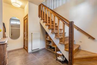 Deze mooie woning met bouwjaar 2009 en een EPC B-label is prima gelegen nabij het provinciepark, scholen, winkels, sportfaciliteiten, eet- en drankgelegenheden en de of/afrit van de E314. Op een kleine 10min staat u met de fiets in het centrum van Leuven!<br /><br />Bestaande uit een inkomhal met een apart toilet en plaats voor vestiaire, een lichtrijke leefruimte met een zit- en een eetplaats en een schuifraam naar het terras, een open keuken met een eiland en een praktische wasplaats. <br />Op de eerste verdieping zijn een ruime hal met een apart toilet, 2 ruime slaapkamers, een bureau en een badkamer met een ligbad én een inloopdouche voorzien.<br />Op de tweede verdieping zijn een derde ruime slaapkamer met aansluitend een dressing en een technische ruimte voorzien. De woning is volledig onderkelderd met een kruipkelder en beschikt over een regenwaterput van 7.500liter.<br /><br />Naast de woning is een oprit met een poort en plaats voor 2 wagens voorzien. De tuin is onderhoudsvriendelijk aangelegd met een groot terras, verharding, kunstgras en een garage met een elektrische poort.<br /><br />EPC 113kWh(B-label)! Elektriciteit conform! Niet-overstromingsgevoelig! <br /><br />Indien u deze mooie woning graag bezoekt dan kan u mij steeds bereiken via arnaut@immojanstas.be of op 0495292080.<br /><br />Bijkomende info (EPC, bodemattest, elektriciteitsattest, enz...) kan U hier downloaden ↓