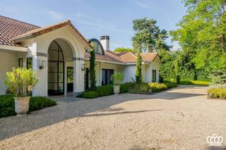 <p><span>Villa de luxe dans un endroit résidentiel, à côté d'une réserve naturelle, sur un terrain de 8.492 m². La villa comprend, entre autres, 5 chambres, 3 salles de bains, un espace bien-être de grande qualité avec une piscine intérieure à débordement et un garage pour 2 voitures. La propriété offre une intimité et une tranquillité optimales dans un jardin magnifiquement aménagé, un lieu unique pour une relaxation ultime. </span></p><p><span> </span></p><p><span> </span></p><p><span>Au </span><span>rez-de-chaussée<br />Imposant</span><span>l'entrée par une grande porte en acier/verre vers le hall d'entrée central ouvert qui est en connexion directe avec l'espace de vie et offre une belle vue sur le jardin arrière, à gauche se trouve un salon spacieux avec une cheminée unique et une télévision intégrée, les grandes fenêtres offrent une belle vue sur le jardin et une pièce séparée communicante qui peut servir de salle de télévision, de bureau ou de bibliothèque. En face du salon se trouve une cuisine de luxe moderne équipée de tous les appareils contemporains (Gaggenau) avec un accès direct à la terrasse. Un couloir arrière mène à la chambre principale comprenant une chambre, un dressing et une salle de bains de luxe qui donne également accès à l'espace piscine et à une chambre supplémentaire/chambre d'amis avec salle de bains. Passage avec armoires encastrées menant à la buanderie. #Garage intérieur pouvant accueillir deux voitures et équipé d'un portail automatique. </span></p><p><span> </span></p><p><span>Espace bien-être<br />Grand</span><span>espace de détente et de bien-être avec piscine intérieure à débordement, jaccuzzi, hammam, vestiaire, plomberie, etc. Vue et accès direct au jardin et à la terrasse depuis l'aile de la piscine. </span></p><p><span><br />Premier étage<br />Le</span><span> hall de nuit du premier étage s'ouvre sur 3 chambres, une salle de bains et un grenier de rangement. </span></p><p><span><br />Sous-sol<br />Sous-sol</span><span> divisé en une pièce de rangement et une cave à vin. </span></p><p><span><br />Jardin et espaces extérieurs</span><span> <br />Jardin magnifiquement paysagé et très ouvert offrant une tranquillité et une intimité totales. Plusieurs terrasses, dont une terrasse couverte avec chauffage. <br />Le jardin dispose d'un bassin ornemental, d'un jardin de fleurs, d'une fontaine, d'un éclairage de jardin, d'un système d'irrigation, etc, tout confort.</span></p><p><span> </span></p><p><span>Détails<br />-</span><span> Villa unique, tendance et luxueuse avec des espaces de vie spacieux et lumineux</span></p><p><span>- Récemment rénovée, y compris la cuisine, les salles de bains, les sols, les installations (pompe à chaleur, installations de piscine à haute efficacité énergétique, ….)</span></p><p><span>- Espace bien-être à part entière </span></p><p><span>- Directement en face de la vaste réserve naturelle De Uitlegger et du domaine militaire </span></p><p><span>- Sécurisé par un vitrage anti-effraction, un système d'alarme complet, une surveillance par caméra, …. </span></p><p><span> </span></p><p><span> </span></p>
