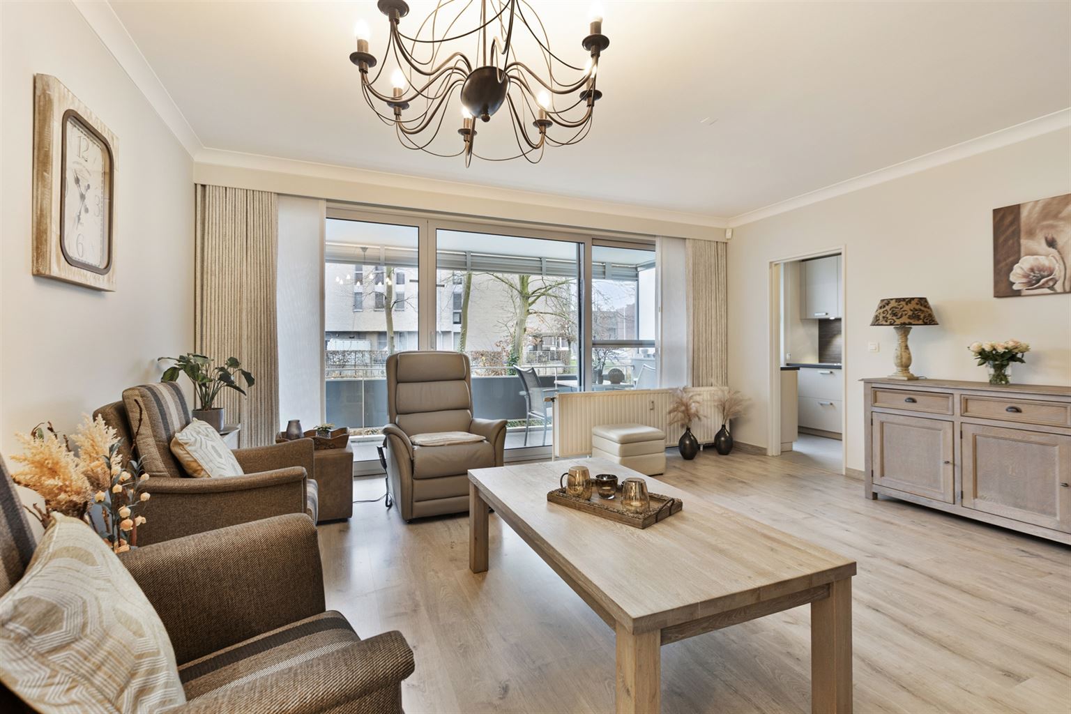 Ruim gelijkvloers 2-slaapkamer appartement met overdekt terras, ondergrondse autostaanplaats en aparte berging, gelegen vlakbij het centrum van Maaseik. - foto 3