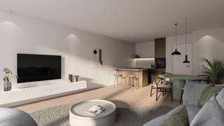 Ontdek dit stijlvolle tweeslaapkamerappartement op de eerste verdieping binnen residentie “Antoine”, een hedendaags nieuwbouwproject in Knokke-Heist op een centrale ligging vlak bij zee. Dankzij de nabijheid van het strand, winkels, horeca en alle dagelijkse voorzieningen geniet U hier van maximaal wooncomfort op wandelafstand van alles wat U nodig heeft. De kusttram stopt bovendien vlakbij, wat zorgt voor een vlotte verbinding met de volledige kustlijn.<br /><br />Dit hoekappartement maakt deel uit van één van de weinige nieuwbouwprojecten op zo’n centrale locatie – een steeds zeldzamer wordende kans. Heist is bovendien duidelijk in beweging: er werd de voorbije jaren sterk geïnvesteerd in vernieuwing en leefkwaliteit, en die positieve evolutie zal zich de komende jaren verderzetten. Hierdoor vormt dit appartement niet enkel een aangename verblijfplaats, maar ook een zekere investering met toekomstgerichte meerwaarde.<br /><br />Het appartement zelf werd doordacht ontworpen, met een optimaal ingedeelde leefruimte en grote raampartijen die zorgen voor overvloedig lichtinval en een aangename openheid. De vernieuwende architectuur van de residentie straalt frisheid en elegantie uit – jonger en moderner dan de meeste projecten in de omgeving.<br /><br />Dankzij de energiezuinige bouwwijze voldoet dit appartement aan de strengste energienormen, wat resulteert in lage verbruikskosten en een duurzame woonervaring. <br /><br />Op de gelijkvloerse verdieping is er een fietsenberging voorzien met twee bijhorende privatieve fietsenhaken.<br /><br />Residentie Antoine staat voor comfort, elegantie en een doordacht ontwerp – de ideale keuze voor wie op zoek is naar een modern en zorgeloos tweeslaapkamerappartement aan zee, met de zekerheid van een waardevaste investering in een buurt die volop groeit.