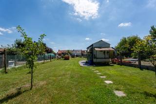 Genieter van een grote tuin? Dit is jouw kans!<br /><br />Deze woning is instapklaar en heeft zelfs een slaapkamer op het gelijkvloers, handig voor wie dat liever heeft.<br /><br />Binnen kom je meteen in een gezellige woonkamer terecht. Daarnaast ligt de vernieuwde keuken. Verder naar achter vind je de badkamer, met douche, toilet en een wastafelmeubel.<br /><br />Boven zijn er op dit moment twee ruimtes ingericht: een slaapkamer en een zolder. Je kan die twee samen laten smelten tot één grote slaapkamer, of net de opdeling behouden en zo twee kamers overhouden.<br /><br />De woning is voorzien van zonnepanelen, mooi meegenomen dus!<br /><br />En dan de tuin. Met een perceel van 743 vierkante meter heb je hier een tuin die gewoon blijft doorlopen. Achteraan staan enkele grote bomen, zodat je naar keuze in de zon of in de schaduw kan zitten. Voor wie graag buiten leeft is dit gewoon top.<br /><br />Referentie: YP/26076/K