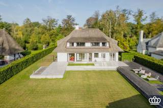 <p><span>Rietgedekte villa met luxueus poolhouse voorzien van een indoorzwembad en wellness</span></p><p><span> </span></p><p><span>De villa beschikt over een volledig uitgerust poolhouse met indoorzwembad, sauna en jacuzzi, en biedt dankzij de ruime terrassen en onderhoudsvriendelijke tuin volop mogelijkheden om zowel binnen als buiten te genieten.</span></p><p><span> </span></p><p><span>Gelijkvloers</span></p><p><span>De villa is bereikbaar via een ruime oprit met automatische schuifpoort.</span></p><p><span>Binnenkomen doet u in de statige inkomhal op dambordpatroon voorzien van een vestiaire met gastentoilet en handenwasser. Karaktervolle gietijzeren deuren geven toegang tot de ruime en lichtrijke leefruimte.</span></p><p><span>De leefruimte heeft een moderne gashaard en geniet dankzij de grote raampartijen van een mooi zicht op de tuin. </span></p><p><span>Aparte, te renoveren, leefkeuken met ontbijthoek en werkeiland en aansluitend een praktische bijkeuken.</span></p><p><span>Op het gelijkvloers bevindt zich nog een afzonderlijke polyvalente ruimte die zich uitstekend leent als bureau, hobbyruimte of extra slaapkamer.</span></p><p><span> </span></p><p><span>Eerste verdieping</span></p><p><span>Via een open trap bereikt u de vide op de eerste verdieping dewelke toegang geeft tot 3 slaapkamers waarvan een complete aparte masterunit met ensuite badkamer voorzien van een ligbad, inloopdouche, dubbel lavabomeubel en toilet.</span></p><p><span>De tweede en derde slaapkamer delen een ruime badkamer, uitgerust met een dubbel lavabomeubel, douchecabine, ligbad en toilet.</span></p><p><span> </span></p><p><span>Kelder</span></p><p><span>Via de keuken is er toegang tot de kelder, waar de technische installaties van de woning zijn ondergebracht. Daarnaast beschikt de woning over een kruipkelder. </span></p><p><span> </span></p><p><span>Tuin</span></p><p><span>De echte troef van deze villa is zonder twijfel het volledig ingerichte poolhouse. De onderhoudsvriendelijke tuin met optimale zonoriëntatie is aangelegd met ruime terrassen en vormt samen met het poolhouse een heerlijke plek om te ontspannen en gasten te ontvangen.</span></p><p><span>Het poolhouse beschikt over een indoorzwembad, jacuzzi, sauna, inloopdouche, ligbad en toilet. Daarnaast is er een technische ruimte met kelder.</span></p><p><span>Dankzij het bijzondere ontwerp van het poolhouse kunnen het dak en de ramen volledig worden geopend, waardoor u bij mooi weer een uniek gevoel van buitenleven ervaart.</span></p><p><span>Een karaktervolle en bijzonder complete villa waar ruimte, privacy, ontspanning en luxe op een harmonieuze manier samenkomen.</span></p><p><span> </span></p><p><span>Bijzonderheden</span></p><p><span>-Gelegen vlakbij uitvalswegen en het centrum</span></p><p><span>-Ruime oprit</span></p><p><span>-Wonen en werken aan huis</span></p><p><span>-Veel natuurlijk lichtinval</span></p><p><span>-Kelder en kruipkelder onder de woning</span></p><p><span>-Poolhouse met indoorzwembad, sauna en jacuzzi’s </span></p><p><span>-Potentieel van de woning mits opfrissing/ renovatie</span></p><p><span> </span></p>