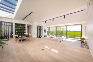 Dit uitzonderlijke eigendom is gelegen op een prachtig perceel van ca. 3.000 m² en combineert de charme van een authentieke hoeve met de elegantie...