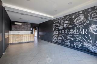 Deze handelsruimte van 77 m² is uitstekend gelegen langs de Lokerse Baan, een drukke invalsweg met veel passage en maximale zichtbaarheid.Het pand...