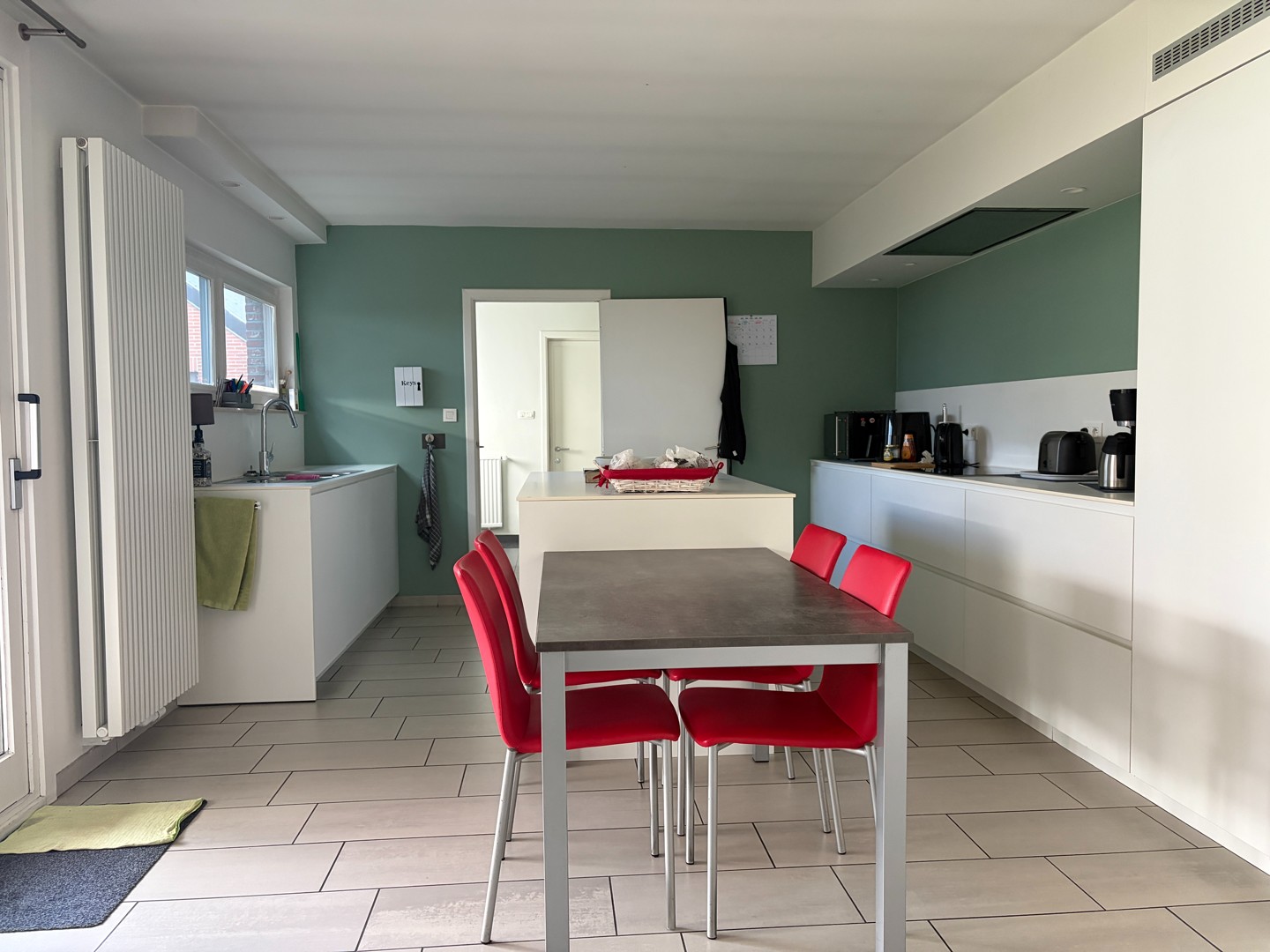 Ruime halfopen gezinswoning met grote tuin en carport. - foto 5