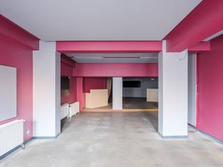 Kantoorruimte met groot volume op wandelatsand van het station Gent-Sint-Pieters<br /><br />De op te frissen multifunctionele ruimte spreekt aan door zijn <strong>bruikbare vloeroppervlakte van 385m<sup>2</sup></strong>. Het pand beschikt over een <strong>zeer goede bereikbaarheid met de wagen en het openbaar vervoer</strong>.  Ideaal gelegen voor bedrijven die specifiek op zoek zijn naar <strong>de nabijheid van het station Gent-Sint-Pieters</strong>.<br /><br />De gelijkvloerse ruimte beschikt over <strong>een open indeling</strong> en kan mits enkele gerichte ingrepen <strong>snel worden opgefrist naar eigen smaak en indeling</strong>. De laatste jaren onderging het gebouw <strong>een doorgedreven renovatie van de volledige buitenschil</strong> waarvan de werken nu achter de rug zijn. Extra troeven zijn de inbegrepen <strong>extra opslagruimte</strong> op de eerste verdieping en de <strong>mogelijkheid tot het bijkopen van 3 staanplaatsen</strong>.<br /><br /><strong>Samengevat, een interessante opportuniteit door zijn volume, ligging en mogelijkheden</strong>