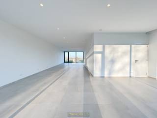 Deze commerciële ruimte is gelegen op een uiterst STRATEGISCHE LOCATIE, in een zone met hoge zichtbaarheid en bedrijvigheid. Dagelijks passeren...