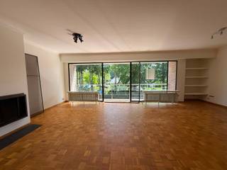 In het hartje van Brasschaat toch zeer rustig gelegen ruim appartement met 2/3 slaapkamers op het 1e verdiep. <br />Met een huurprijs van 1100€ p/m en een vaste kost van 75€ p/m<br /><br />Om u kandidaat te stellen als huurder, verzoeken we via onderstaande link in te loggen, druk op de rode knop "Bezoek aanvragen" en vul uw <br />huurprofiel zo volledig en correct mogelijk in. Dit kan enkel met een laptop of tablet.<br /><br />https://albert.immo/listing/7784014<br /><br />Indien dit niet werkt via de site immo Albert je bezoek aanvragen.<br />Extra ondersteuning<br />support@rentio. be is een live chat of telefonisch +32 15 102 001<br /><br />Je wordt dan uitgenodigd voor de 2 vaste bezoekmomenten. <br />Indien vragen contact opnemen via mail, niet telefonisch. <br />lieke@albert.immo<br />Bij Albert kom je thuis!<br /><br />Indeling<br />• Ruime inkomhal<br />- Parket<br />- Eventueel aanvulling van de leefruimte<br />• Toilet <br />- Handenwasser<br />- Houder<br />- Handdoekrek<br />• Bureau/ slaapkamer <br />- 9m2<br />• Slaapkamer 1<br />- 11m2<br />• Slaapkamer 2 <br />- 16m2 <br />• Badkamer <br />- Ligbad met douche handoekbeugel<br />- Dubbele wastafel<br />- 2 x handoekhanger<br />- 2 x spiegel<br />- Schabben<br />- Aansluiting wasmachine<br />• Leefruimte<br />- Parket<br />- Open haard <br />- 37m2<br />- Grote schuifraam met vliegenhorde<br />- Balkon van 3m2<br />- Schabben<br />- Tv-aansluiting<br />- Uitzicht op een groene omgeving<br />• Keuken<br />- Losstaand keramisch vuur met oven<br />- Dampkap<br />- Dubbele spoelbak<br />- Losstaande ijskast met vriezer<br />- Mogelijkheid tot aansluiten van een vaatwasser<br />- Ruimte om een tafel met stoelen te plaatsen.<br />• Berging<br />- Aansluitend aan de keuken<br /><br />Algemeenheden: <br />• Huurprijs 1100€ p/m + vaste kost 75 €<br />• Lift <br />• Parlofoon<br />• Openhaard<br />• Lichtarmatuur aanwezig<br />• Gemeenschappelijk berging beneden voor de afvalcontainers<br />• Rustig, toch zeer centraal gelegen winkels, scholen, autostrade en openbaar vervoer<br />• Totale bewoonbare oppervlakte van 133 m2<br />• Open haard<br />• Gemeenschappelijke delen worden 1 x per maand gepoetst door poetshulp