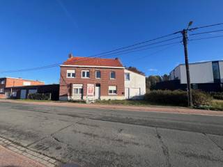 <p>Nabij het centrum van Lubbeek bieden wij deze rijwoningen te koop aan.</p>
<p>Volgens info van de gemeente kunnen deze gerenoveerd worden tot een tweewoonst. (Een groot deel van de rechtse woning dient afgebroken te worden).<br />Ideaal voor wie een tweewoonst zoekt, voor de doe-het-zelver of als investering.</p>
<p>Neem contact op voor meer informatie of om een bezoek te plannen</p>