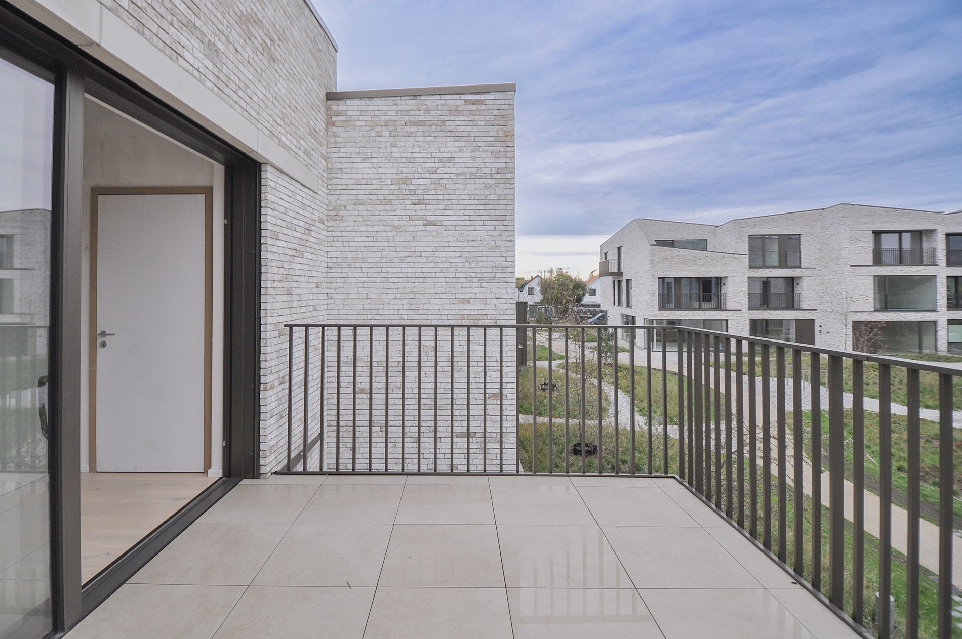 Nouvelle construction : maison QNE (Quasi Neutre en Énergie) dans un environnement vert et sans circulation automobile. - photo 4