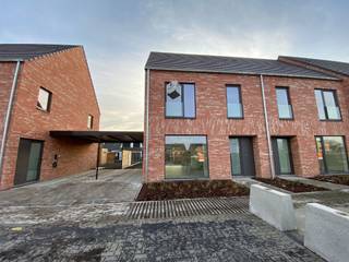 Energiezuinige nieuwbouwwoning met 3 slaapkamers, tuin, tuinberging, carport en autostaanplaats. Beschikbaar: onmiddellijk.Ligging: centraal gelegen...