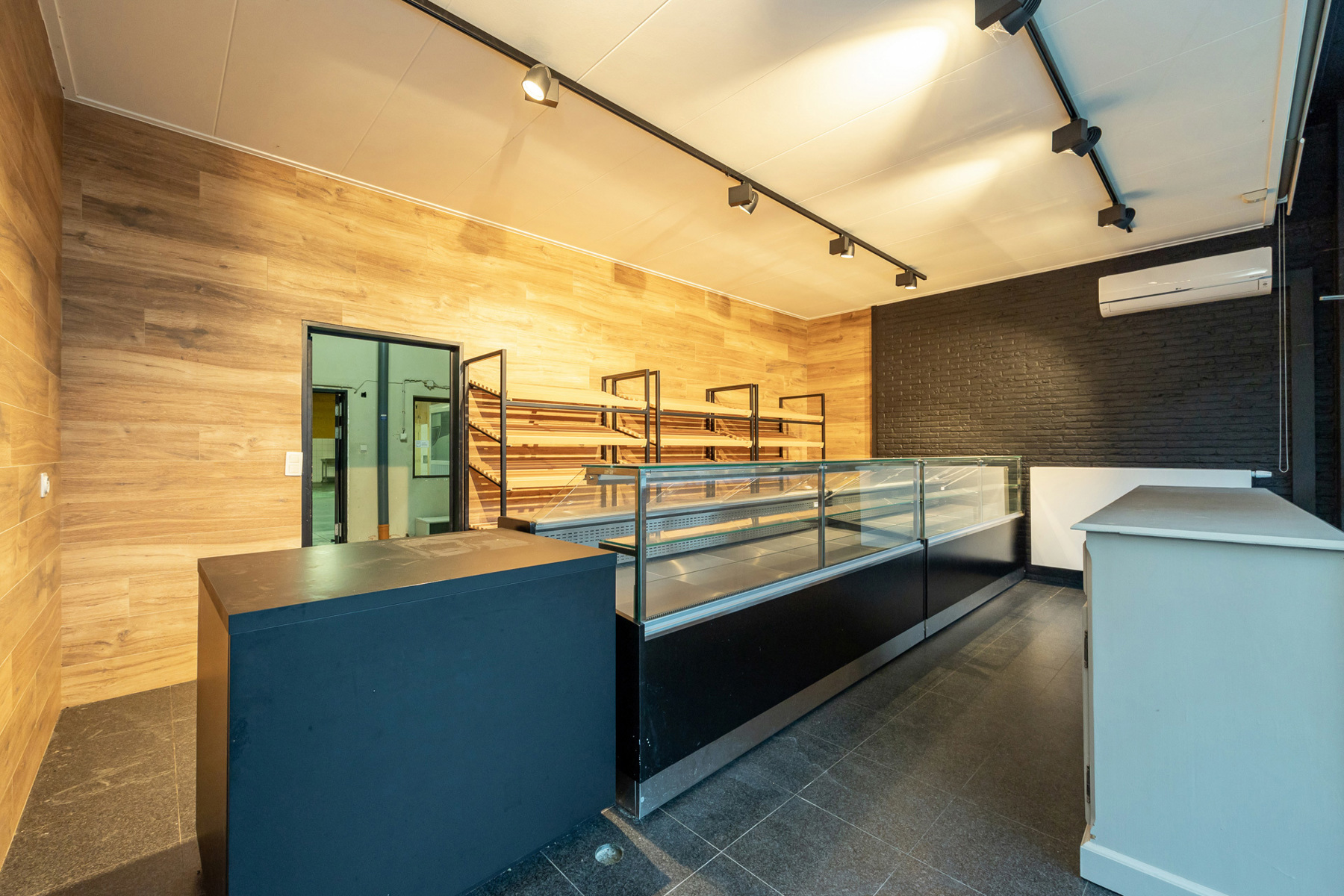 Opbrengsteigendom met handelspand en 2 appartementen  - foto 3