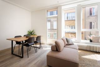 Locatie<br /><br />Dit volledig gerenoveerd appartement is gelegen in een centrale locatie in Antwerpen-Noord waar buurtwinkels, supermarkten, gezellige horecazaken en dagelijkse voorzieningen zich op wandelafstand bevinden. Voor wie houdt van groen en ontspanning ligt Park Spoor Noord op slechts enkele minuten wandelen. Ook het Centraal Station bevindt zich vlakbij, terwijl tram-, bus- en Velo-stations zorgen voor een uitstekende verbinding met de rest van de stad. <br /><br />Beschrijving<br /><br />Gelegen op de tweede verdieping van een verzorgd gebouw met slechts zes appartementen, geniet dit instapklaar appartement van een aangename lichtinval en een modern karakter. Bij het binnenkomen komt u terecht in de lichtrijke leefruimte, waar voldoende plaats is voorzien voor zowel een zithoek als een gezellige eethoek. De tijdloze keuken is voorzien van een oven en vaatwasser en biedt rechtstreeks toegang tot het terras aan de achterzijde van het gebouw. Via de nachthal bereikt u een afzonderlijk gastentoilet, een verzorgde betegelde badkamer en twee slaapkamers die eveneens aan de achterzijde gelegen zijn. Een privatieve kelderberging vervolledigt het geheel.<br /><br />Belangrijkste kenmerken:<br />- Gerenoveerd<br />- Alle meters individueel<br />- Privatieve kelderberging<br />- Energiezuinig (EPC-label B)<br />- Elektrische installatie conform<br />- Asbestveilig<br /><br />Verplichte vermeldingen<br />EPC: 154 kWh/m² <br />P-score: D &amp; G-score: D<br />Stedenbouw: in aanvraag