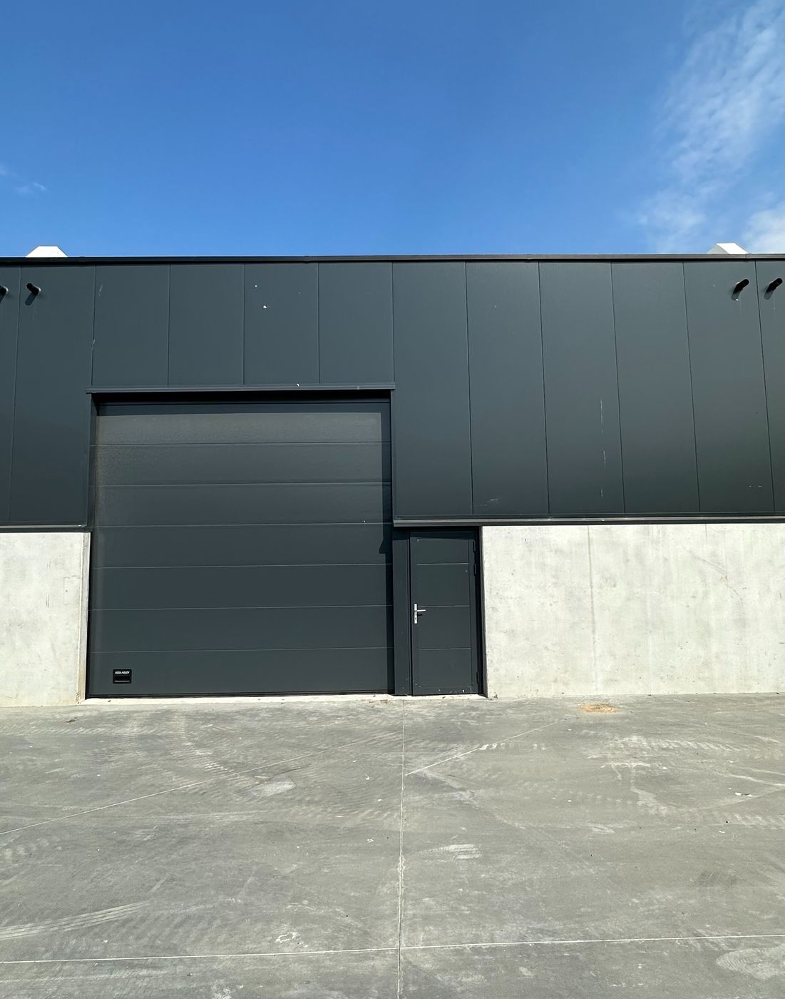 259 m² nieuwbouw KMO-unit met 165 m² kantoren / conciërgewoning te koop - foto 2