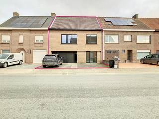 Cette maison est située dans le Deken de Bolaan, entre le centre et le périphérique de Poperinge. Vous trouverez plusieurs écoles, boutiques et restaurants dans les environs. Vous pouvez vous garer dans le garage ou sur les places de parking devant la maison.<br /><br />Disposition :<br /><br />* Rez-de-chaussée 0 :<br />- hall d'entrée avec placards intégrés<br />- toilettes séparées<br />- cuisine ouverte spacieuse (27 m²) équipée d'une plaque vitrocéramique avec hotte, d'un réfrigérateur, d'un four, d'un four micro-ondes, d'un lave-vaisselle, d'un évier, d'armoires personnalisées et d'une spacieuse table à manger<br />- espace de vie lumineux (21 m²) avec vue sur le jardin <br />- espace bureau (11 m²) avec placards intégrés et accès séparé<br />- garage intérieur (18 m²)<br /><br />* Niveau extérieur :<br />- allée avec places de stationnement supplémentaires<br />- jardin clos orienté nord-est<br /><br />* Étage +1 :<br />- salle de nuit<br />- toilettes séparées<br />- 3 chambres (17, 17 et 10 m²) dont une avec salle de bain attenante avec lavabo et douche à l'italienne (3 m²)<br />- deuxième salle de bain (10 m²) avec double vasque, armoires personnalisées et douche à l'italienne <br />- rangement (3 m²)<br /><br />* Étage +2 :<br />- grenier<br /><br />=> Étiquette EPC B<br />=> De nombreuses armoires personnalisées disponibles<br />=> Disponible à partir du 1/10/2026