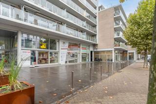 <p><strong>Wordt gerenoveerd (inrichting bespreekbaar met de nieuwe huurder)<br /></strong>Dit handelspand aan De Merodecenter 9 bus 19 in Turnhout zal nog worden gerenoveerd. De renovatie en verdere afwerking kunnen, waar mogelijk, in overleg met de toekomstige huurder worden afgestemd, zodat het pand optimaal kan worden ingericht volgens de noden van de nieuwe handelszaak.</p>
<p>Het pand beschikt over een uitstekende commerciële ligging en geniet een grote visibiliteit dankzij de ligging langsheen de drukke De Merodelei.</p>
<p><strong>Ruim en veelzijdig handelspand<br /></strong>De verkoopsruimte is verdeeld over een voorste en achterste gedeelte:<br /><br />- Voorste gedeelte: ca. 60 m² + mezzanine (huurprijs 1.150 euro)<br />- Achterste gedeelte: ca. 77 m² + mezzanine (huurprijs 750 euro)<br />- Totale oppervlakte: ca. 137 m², exclusief de extra mezzanineruimte<br />- Totale hoogte: maar liefst 5 meter<br /><br />Het voorste en achterste gedeelte beschikken elk over een eigen ingang. Hierdoor bestaat de mogelijkheid om het pand op te delen in <strong>twee afzonderlijke handelsruimtes</strong>, wat interessant kan zijn voor meerdere zelfstandigen of verschillende commerciële activiteiten.</p>
<p><strong>Grote visibiliteit en rustige binnentuin<br /></strong>Het voorste gedeelte bevindt zich langsheen de<strong> </strong>drukke De Merodelei, wat zorgt voor een grote zichtbaarheid en commerciële aantrekkingskracht.</p>
<p>Achteraan loopt de verkoopsruimte over een lengte van ongeveer 11 meter uit op een rustige binnentuin. Deze combinatie van een zeer zichtbare voorzijde en een rustige achterzijde maakt het pand bijzonder veelzijdig.</p>
<p>Heeft u interesse? Neem contact met ons op voor meer informatie of een bezoek ter plaatse.</p>