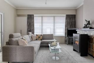 Op de Beversesteenweg in Roeselare-Beveren vinden we deze ruime en veelzijdige tussenwoning terug, ideaal voor wie op zoek is naar een comfortabele gezinswoning met heel wat ruimte. De woning beschikt over drie volwaardige slaapkamers, een garage met uitweg achteraan en een aangename zuidgerichte tuin. Dankzij de gunstige ligging nabij winkels, scholen, openbaar vervoer en de E403 geniet u hier van een perfecte combinatie tussen bereikbaarheid en wooncomfort.<br /><br /><strong>Ligging: </strong>De woning is gelegen in het centrum van Beveren (Roeselare), op wandelafstand van winkels, scholen, apotheek, horeca en openbaar vervoer. Aan de overzijde bevindt zich een bakkerij, wat zorgt voor extra dagelijks comfort. Dankzij de nabijheid van de E403 geniet u van een vlotte verbinding richting Brugge, Kortrijk en omliggende steden.<br /><br /><strong>Indeling van de woning:</strong><br /><u>Gelijkvloers</u>: Via de ruime inkomhal komt u binnen in de woning, met toegang tot de gezellige woonkamer en aparte eetplaats. Vanuit de eetplaats bereikt u het gastentoilet. Verder biedt de inkomhal toegang tot de keuken met bijkomende eetruimte. De keuken geeft uit op de zuidgerichte stadstuin. Daarnaast is de garage zowel via een aparte inrit achteraan als via de keuken bereikbaar.<br /><u>Eerste verdiepin</u>g: Op de eerste verdieping bevindt zich de ruime badkamer, voorzien van een dubbel lavabomeubel, ligbad, apart toilet en aansluiting voor wasmachine en droogkast. Enkele treden hoger (via een kleine trap) bereikt u de nachthal met drie ruime slaapkamers.<br /><u>Zolderverdieping</u>: De ruime zolder is bereikbaar via een vaste trap en kan perfect ingericht worden als vierde slaapkamer, hobbyruimte of extra bergruimte.<br /><u>Buitenruimte</u>: De woning beschikt over een gezellige, zuidgerichte stadstuin waar u volop kan genieten van zon en rust.<br /><br /><strong>Troeven:</strong>
<ul>
	<li>Zeer ruime tussenwoning met 3 slaapkamers.</li>
	<li>Garage met uitweg achteraan.</li>
	<li>Zuidgerichte stadstuin.</li>
	<li>Centrale ligging dichtbij winkels, apotheek, horeca en zoveel meer.</li>
	<li>Veel opslagruimte dankzij garage en zolderruimte.</li>
	<li>Vlotte bereikbaarheid nabij E403 en openbaar vervoer.</li>
</ul>
<br /><strong>Interesse? </strong>Contacteer ons kantoor voor meer informatie of plan een vrijblijvend bezoek via 051/201.400 of info@dicasa.be. 