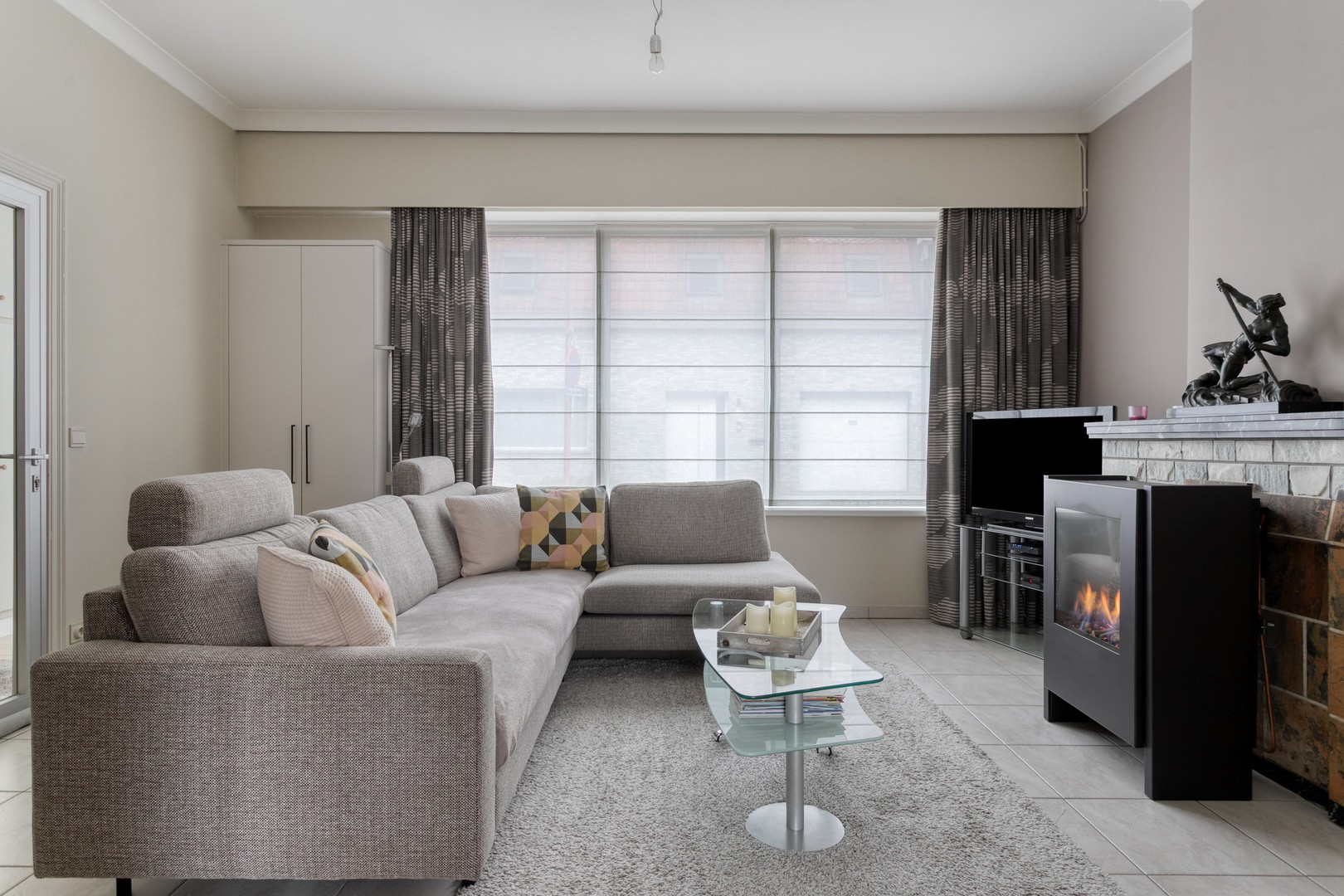 Ruime tussenwoning met 3 slaapkamers, garage met uitweg en zuidgerichte tuin op centrale ligging te Roeselare - foto 2