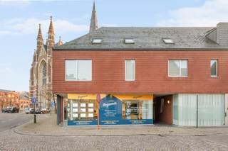 - Emplacement central: Place 2 à Dadizele- Espace commercial/bureau avec grande vitrine- Chauffage central (radiateurs) avec chaudière à condensation...