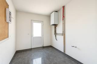 Bij aankomst valt meteen de uitzonderlijk ruime en hoge inpandige garage op, een uniek pluspunt van deze bel-etagewoning gelegen in de...