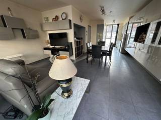 <p><span>Recente, energiezuinige (E-peil 64), instapklare woning, met 3 slaapkamers, overdekt terras, stadstuin op kunstgras, groot tuinhuis met groen dak en achteruitweg, gelegen in de wijk Groen Zuid Hoboken, dichtbij centrum, openbaar vervoer en groen.</span></p><p><span> </span></p><p><span>Beschrijving:</span></p><p><span> </span></p><p><span>Glvl: inkomhal, gastentoilet met handenwasser, ingerichte keuken met hoogwaardige toestellen, technische ruimte/berging, leefruimte met inbouwbox voor TV, overdekt terras, tuin met grote tuinberging , achteruitweg voor fiets, gemeenschappelijke tuin</span></p><p><span>+1: 3 slaapkamers (ca 13 - 10 - 8m²), wasplaats/CV ruimte, ingerichte badkamer voorzien van grote douche met hand-en regendouche, hangtoilet en badkamermeubel met lavabo</span></p><p><span> </span></p><p><span> </span></p><p><span>Troeven:</span></p><p><span> </span></p><p><span>+ energiezuinige, hoogwaardig afgewerkte woning met 3 slp's</span></p><p><span>+ vloerverwarming op gelijkvloers</span></p><p><span>+ ventilatiesysteem C</span></p><p><span>+ datastopcontacten, stroomvoorziening voor rolluiken, semi-domotica</span></p><p><span>+ rustige woonwijk, dichtbij centrum </span></p><p><span>+ overdekt terras, stadstuin met grote tuinberging</span></p><p><span>+ achteruitweg</span></p><p><span>+ conforme elektriciteit</span></p><p><span> </span></p><p><span> </span></p><p><span>Kom niet 'TE LAET' en maak een afspraak via info@immodelaet.be of 03/644.00.88.</span></p><p><span> </span></p>