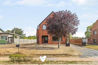 <p><span>Charmante woning met veel potentieel op mooi en rustig gelegen perceel van 9are86ca te Ham.</span></p><p><span> </span></p><p><span>Belangrijkste troeven: </span></p><p><span>- Centrale rustige ligging</span></p><p><span>- Nieuw dak</span></p><p><span>- PVC Ramen met dubbele beglazing</span></p><p><span>- Ruim en breed perceel </span></p><p><span>- Deels rolluiken voorzien</span></p><p><span>- Airco</span></p><p><span>- Zonnepanelen</span></p><p><span>- Volledig omheinde tuin</span></p><p><span> </span></p><p><span>Bekijk zeker ook de grondplannen met de afmetingen. Zo krijgt u van thuis uit al een perfect beeld van wat deze woning te bieden heeft!</span></p><p><span> </span></p><p><span>Wenst u meer info of een vrijblijvende bezichtiging, contacteer dan ons kantoor op het nummer 011 85 15 15 en wij helpen u graag verder.</span></p>
