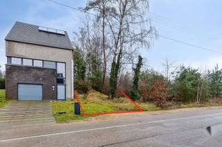 Deze bouwgrond voor een halfopen bebouwing bevindt zich aan de Oostereindestraat in Lummen, op een strategische locatie met vlotte verbindingen naar de autosnelwegen E313 en E314, en op korte afstand van het centrum van Lummen. De centrale ligging maakt dit perceel bijzonder aantrekkelijk voor wie comfortabel en bereikbaar wil wonen.<br /><br />De rechthoekige bouwkavel heeft een oppervlakte van 4a 64ca en leent zich perfect voor een halfopen bebouwing.<br />Met een straatbreedte van circa 10 meter biedt het perceel voldoende ruimte voor een functioneel ontwerp.<br />De tuin is georiënteerd naar het noordwesten, wat zorgt voor aangename avondzon.<br /><br />Voor meer informatie over verkavelings- en bouwvoorschriften kunt u contact opnemen via luc@vestio.com of telefonisch op 0473 79 29 30.<br /> 