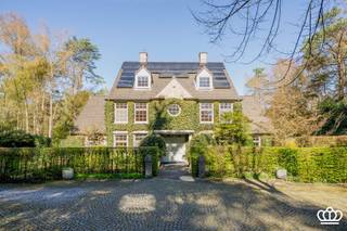  Ce manoir dispose au rez-de-chaussée (sur Boergond dals) d'un salon central avec loft ; autour de celui-ci se trouvent le hall d'entrée, le...