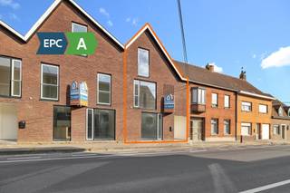 <p>Deze <strong>nieuwbouwwoning</strong> maakt deel uit van een project van 5 nieuwbouwwoningen. Geen casco toestanden hier, maar een <strong>instapklare, kwalitatief afgewerkte woning</strong> met zeer mooie ruimtes, overladen met natuurlijke lichtinval. Indeling als volgt: inkom met living en keuken, toilet en berging op het gelijkvloers. Eerste verdieping met badkamer met Italiaanse douche, ligbad, dubbel badkamermeubel, drie slaapkamers en een toilet vervolledigen dit verdiep. Verdieping 2 : twee zeer ruime slaapkamers. Aangename <strong>onderhoudsarme tuin met zuidgericht terras</strong>. Deze woning is werkelijk instapklaar. Zelf de verfwerken zijn uitgevoerd en de woning is voorzien van de laatste technieken qua isolatie, ventilatie en verwarming.</p><p><strong>*Prijzen vermeld in de advertentie zijn exclusief btw en kosten. </strong>(Maatregelen opgenomen in het maatregelenregister: neen)</p>