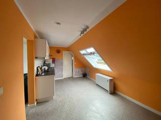 Op een toplocatie nabij het station, winkels, scholen en alle nodige faciliteiten, bieden wij u dit mooi dakappartement met 1 slaapkamer. Een uitstekende kans voor investeerders die op zoek zijn naar een zorgeloze opbrengsteigendom. <br /><br />Indeling:<br /><br />- Lichtrijke leefruimte met open, ingerichte keuken<br />- 1 slaapkamer met veel lichtinval<br />- Badkamer voorzien van bad, lavabo en toilet<br /><br />Troeven:<br /><br />- Asbestveilig<br />- Ruim dakappartement<br />- Uitstekende bereikbaarheid met zowel openbaar vervoer als de wagen<br />- Mogelijkheid tot aankoop van een privatieve garage met sectionale poort voor €30.000<br />- Gelegen in een kleinschalige residentie van slechts 5 appartementen en 4 garages