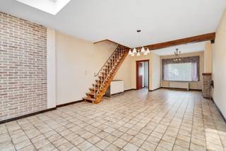 Op zoek naar een woning boordevol potentieel die u volledig naar eigen hand kunt zetten? Dan is deze eigendom in Avelgem precies wat u zoekt. Dankzij de centrale ligging bevinden winkels, scholen, openbaar vervoer, horeca en sportfaciliteiten zich op korte afstand.<br /><br />Bij het betreden van de woning komen we terecht in de inkomhal, die toegang geeft tot de verschillende leefruimtes. Verder vinden we de woonkamer, eetplaats en keuken, die tal van mogelijkheden bieden om een open en lichtrijke leefomgeving te creëren. Op de verdieping bevinden zich 2 ruime slaapkamers en de badkamer.<br /><br />Buiten beschikt de woning over een verrassend grote en aangename tuin, waar u in alle rust kunt genieten.<br /><br />Extra troef: de handige uitweg, ideaal voor fietsen, tuinmateriaal of een vlotte toegang tot de tuin.<br /><br />Recentelijke stedenbouwkundige inlichtingen in aanvraag. <br /><br />UC: 20260323-0003830099-RES-1 - EPC: 871,00<br />ref: RVP/26084/K