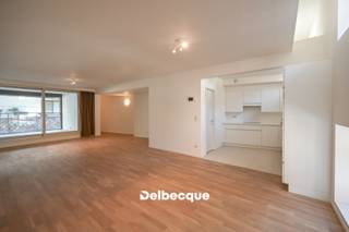 Dit ruime 2-slaapkamerappartement (ca. 110m² + terras) maakt deel uit van de gerenommeerde residentie "Gouden Boom", waar een voormalige brouwerijsite omgetoverd werd tot een zeer kwaliteitsvol woonproject. Het appartement is toegankelijk via het Verbrand Nieuwland, en is gelegen op de eerste verdieping, van waaruit er een mooi zicht is op het mooie en groene binnenplein. <br />Het appartement beschikt over een inkomhal met WC, ruime leefruimte, open keuken met inbouwtoestellen, 2 slaapkamers, een badkamer en een bergruimte. Verder beschikt het appartement ook over een zeer leuk terras van ca. 10,50m², waarop men zicht heeft vanuit de leefruimte en vanuit de master-bedroom. Het appartement is voorzien van kwalitatieve materialen, waaronder parketvloeren. <br />Voorts is er ook een ondergrondse kelderberging inbegrepen in de prijs. Er is een mogelijkheid tot aankoop van een ondergrondse autostaanplaats (€ 50.000). <br />Meer info of een bezoek? www.delbecque.immo