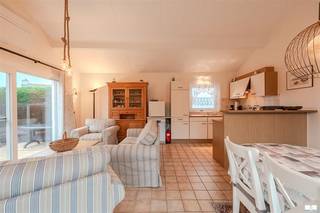 CHARMANTE VAKANTIEBUNGALOW IN MIDDELKERKE – UW PERFECTE TOEVLUCHTSOORD AAN DE KUSTOntdek deze prachtige gelijkvloerse bungalow in de rustige woonwijk van Middelkerke, ideaal voor vakantieverhuur of als bestemming voor een rustig uitje. Met een totale woonoppervlakte van 67 m² biedt deze goed ontworpen woning comfort en functionaliteit op een compact oppervlak.HOOGTEPUNTEN VAN HET INTERIEURDe open leefruimte combineert naadloos de woonkamer, de eethoek en de volledig uitgeruste keuken, waardoor een uitnodigende en gezellige sfeer ontstaat. De lichte, ruime kamers worden overspoeld met natuurlijk licht dankzij royale ramen en glazen schuifdeuren die direct uitkomen op het eigen buitenterras. De moderne keuken is voorzien van hoogwaardige kasten met houten accenten, praktische werkbladen en alle benodigde apparatuur, waaronder een gaskookplaat, magnetron en koelkast.De woonkamer is voorzien van warme terracottategels en ingericht met comfortabele zitopstellingen, perfect om te ontspannen. Een charmante houten vitrinekast en een entertainmentopstelling geven de ruimte karakter en warmte.SLAAPMOGELIJKHEDENDe bungalow beschikt over twee gezellige slaapkamers met comfortabel beddengoed, die gasten een rustgevende overnachting bieden. De eerste slaapkamer is voorzien van een tweepersoonsbed, terwijl de tweede slaapkamer een andere slaapopstelling biedt. Beide kamers profiteren van natuurlijk licht en een aangenaam uitzicht.BADKAMEREen goed uitgeruste, moderne badkamer met een groot bad, een aparte inloopdouche met glazen wanden en hoogwaardige afwerking zorgt voor comfort en gemak voor de gasten. Tot de praktische voorzieningen behoort een wasmachine voor langere verblijven.BUITENRUIMTEDe woning beschikt over een ruim privéterras en een tuin, omgeven door goed onderhouden heggen, die privacy en een rustig toevluchtsoord in de buitenlucht bieden. Het zonnige terras is perfect om buiten te dineren en te ontspannen, met ruim plaats voor tuinmeubilair en gezellig samenzijn.KENMERKEN VAN DE WONINGDe moderne witte gevelbekleding met professionele afwerking geeft de bungalow een frisse, eigentijdse uitstraling. De woning ligt op een rustige, goed bereikbare locatie met parkeergelegenheid in de buurt. De volgroeide beplanting met weelderig groen versterkt de rustige sfeer en biedt uitstekende privacy.Gelegen in Middelkerke geniet u van de nabijheid van de attracties van de Belgische kust, terwijl u toch in een rustige, residentiële omgeving verblijft. Deze woning biedt een uitstekende kans voor wie op zoek is naar een goed onderhouden, instapklare vakantieaccommodatie of een vastgoedbelegging.Daarnaast is de woning voorzien van een parkeerplaats.