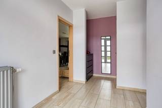 In het groene en rustige Nieuwrode, een deelgemeente van Holsbeek, vinden we deze ruime gelijkvloerse woning op een perceel van 7 are. Met...