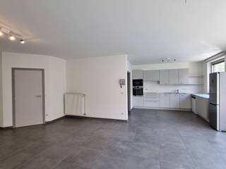 Op wandelafstand van lokale handelaars, horeca en openbaar vervoer treffen we dit ruim appartement in centrum Zedelgem, in residentie Soetewei.De...
