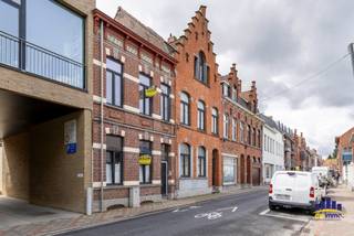 Op een uitstekende locatie vlakbij het Stadhuis van Izegem en het station bevindt zich deze stijlvolle herenwoning die momenteel een...