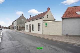 In het charmante Gijverinkhove, een landelijke deelgemeente van Alveringem, vind je deze verrassend ruime woning met loods. Met een...