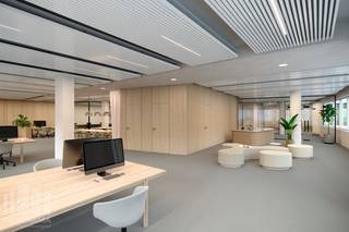 High-end kantoorruimtes van 615 m² tot 1.172 m² beschikbaar in "<strong>The Compass</strong>" in Antwerpen. Het volledig herontwikkelde kantorencomplex combineert een moderne uitstraling met een duurzame en future-proof werkomgeving en behaalt een <strong>BREEAM-Excellent</strong> certificering.<br /><br />De moderne kantoorruimte van 1.172 m² is flexibel ingericht en bevindt zich op het vierde verdiep. Het gebouw beschikt over open space kantoren, afzonderlijke burelen, vergaderzalen, phone booths en sociale ruimtes. Dankzij de grote raampartijen genieten de ruimtes van veel natuurlijke lichtinval en is er zicht op de <strong>groene omgeving</strong> aan de voorzijde van het gebouw. De klimaatplafonds met <strong>verplaatsbare wanden</strong> maken het mogelijk om de kantoorindeling eenvoudig en efficiënt aan te passen aan de noden van uw organisatie. Parkeren is voorzien met een ratio van 1/40, inclusief <strong>laadpunten</strong>.<br /><br />The Compass bevindt zich in een <strong>levendige buurt</strong> met een uitzonderlijk aanbod aan faciliteiten in de directe omgeving, waaronder tal van restaurants en andere voorzieningen. Daarnaast is het gebouw vlot bereikbaar met de wagen dankzij de nabijheid van de <strong>Ring van Antwerpen</strong>. Ook met het<strong> openbaar vervoer</strong> is The Compass vlot bereikbaar dankzij verschillende tram- en bushaltes in de nabije omgeving.<br /><br />Voor bijkomende informatie, plannen of een vrijblijvend plaatsbezoek, contacteer <strong>PANORAMA B2B ANTWERPEN</strong> via <strong>0477 911 000</strong>.