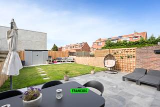 Op een vlot bereikbare ligging in Oostende bevindt zich deze instapklare woning.Dankzij de gunstige ligging nabij belangrijke verbindingswegen,...