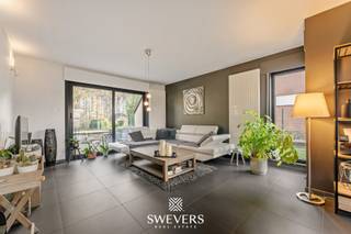 Voor meer info en foto’s, surf naar www.swevers.be – In een rustige, doodlopende straat in Paal ontdek je deze verrassend ruime, vrijstaande gezinswoning op een perceel van 10a43ca. De woning werd gebouwd in 1999 en heeft al enige renovaties zoals nieuwe vloeren en zonnepanelen achter de rug.. Je geniet er van een bewoonbare oppervlakte van 184 m², een kelder van 121 m² en een zolder van 40 m². De lichtrijke leefruimte van 36 m² sluit aan op de keuken met zicht op de tuin. Verder zijn er 3 ruime slaapkamers, een badkamer met ligbad en douche en een inpandige garage. De kelder omvat o.a. een dubbele garage, stookruimte en extra bergruimte. Buiten vormt het terras een mooie overgang naar de kindvriendelijke tuin met noordoostelijke oriëntatie. Gelegen op wandelafstand van ontspanning, winkels, scholen en openbaar vervoer, met de snelweg op slechts 550 meter. Een instapklare thuis met veel ruimte én potentieel. Voor meer informatie, bel 011 255 155. Bron bewoonbare oppervlakte: EPC – verslag.