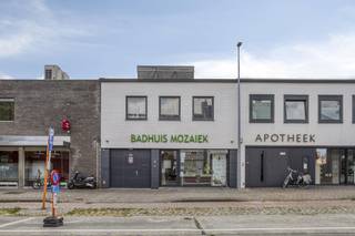 Commerciële Ruimte (222 m²)Op het gelijkvloers bevinden zich twee volledig uitgeruste en succesvol geëxploiteerde badhuizen, samen goed voor...