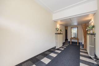 <p>APPARTEMENT AGRÉABLE DE DEUX CHAMBRES À COÛTEAUX D'ANVERS</p><p>Cet appartement attrayant de 85 mètres carrés est situé dans un immeuble des années 60 bien entretenu à Deurne et offre une combinaison idéale entre un emplacement parfait, de l'espace et du confort. Avec notamment une terrasse, deux chambres spacieuses et une salle de bains entièrement équipée avec douche, c'est le logement idéal pour les jeunes ménages, les couples ou les petites familles.</p><p>L'INTÉRIEUR</p><p>L'appartement bénéficie d'un agencement très agréable, avec deux chambres de bonne taille baignées de lumière naturelle. Les volets roulants électriques vous garantissent un sommeil paisible. Le salon-salle à manger est spacieux et doté d'un parquet qui mériterait toutefois un petit coup de neuf. Il y a un accès direct à un balcon à l'avant qui donne sur le quartier. Ici aussi, les fenêtres sont équipées de volets roulants.<br />Une cheminée conviviale avec un manteau en briques peut créer une ambiance chaleureuse et accueillante.</p><p>La cuisine est agencée de manière pratique, avec des placards de rangement et des équipements standard. Bien qu’elle puisse être rénovée, l’agencement actuel offre une bonne fonctionnalité de base pour un usage quotidien.</p><p>La salle de bains est soigneusement aménagée avec une douche et tous les équipements sanitaires nécessaires. Grâce à ses placards en bois, cette pièce offre un espace de rangement suffisant. Les atouts de cet appartement comprennent également des toilettes séparées et deux grands débarras : l’un dans l’appartement même et un autre au sous-sol.</p><p>EMPLACEMENT ET ENVIRONNEMENT</p><p>Cet appartement bénéficie d’un emplacement de choix à la périphérie d’Anvers, dans un cadre verdoyant et agréable. Le quartier est bien desservi, avec des commerces et des restaurants accessibles à pied. Juste devant l'immeuble, un espace vert contribue à créer un cadre de vie agréable. L'accessibilité est excellente grâce à sa situation centrale et aux nombreuses liaisons de transports en commun.</p><p>Cet appartement constitue un excellent investissement, que ce soit pour le louer à la locataire actuelle ou pour toute personne à la recherche d’un logement confortable à Anvers.</p><p>Appelez-nous au 0494.12.01.01 pour plus d’informations ou pour prendre rendez-vous sur place.</p><p>Si vous souhaitez obtenir une estimation sans engagement de votre logement actuel, nous nous ferons un plaisir de venir vous rendre visite au moment qui vous convient le mieux : 0494.12.01.01 </p>