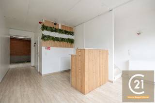 Century 21 Zaventem présente un spacieux immeuble à usage mixte en bon état à Diegem. Situé sur la Haachtsesteenweg 28-30, en face d'un arrêt de...