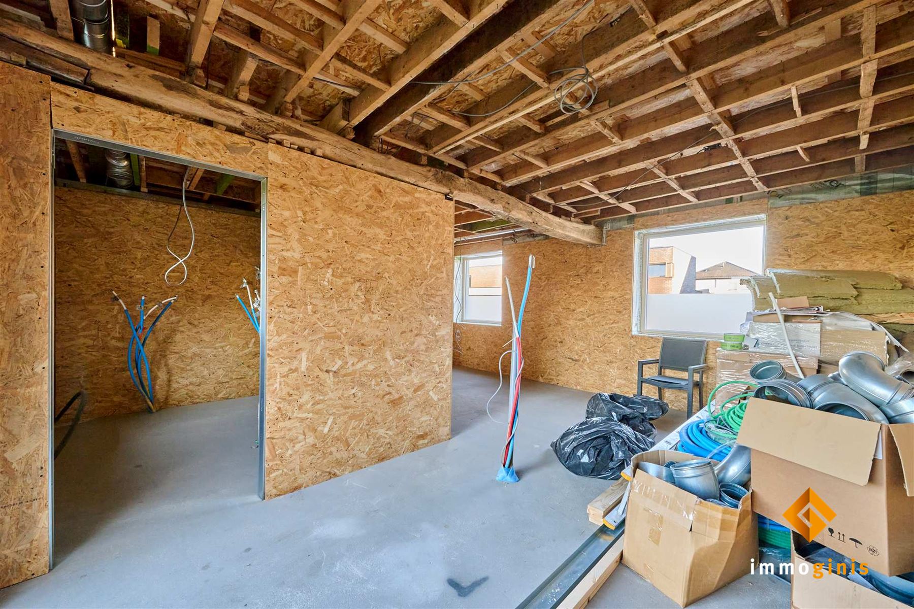 Gerenoveerde, verder af te werken starterswoning op ruim perceel van 7a35ca.   - foto 4