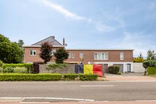 Unieke vastgoedopporunititeit in Zonhoven! <br /><br />Op de Houthalenseweg 62, 62A en 62B vindt u dit opmerkelijke geheel, bestaande uit drie afzonderlijke woningen (twee gesloten bebouwingen en één halfopen bebouwing) die gezamenlijk als één dossier worden verkocht. Het complex dateert van 1949, heeft een totale bewoonbare oppervlakte van maar liefst 400 m² en is gelegen op een perceel van 6 are 57 ca.<br /><br />Deze woningen bieden tal van mogelijkheden voor diverse doelgroepen. Dankzij de indeling met in totaal 5 slaapkamers (twee units met elk 2 slaapkamers en één unit met 1 slaapkamer) is dit project perfect geschikt als zorgeloze investering, aangezien alle drie de woningen momenteel verhuurd zijn. Daarnaast leent het complex zich uitstekend als grote kangoeroewoning, of als een slimme combinatie waarbij u één deel zelf bewoont en de rest verhuurt.<br /><br />De ligging in Zonhoven is zonder meer een toplocatie te noemen. <br />U bevindt zich hier op een boogscheut van het bruisende Hasselt. Bovendien zijn alle belangrijke invalswegen en de snelweg vlot en snel bereikbaar, wat zorgt voor een uitstekende mobiliteit en een blijvende aantrekkingskracht voor zowel eigen bewoning als de verhuurmarkt.<br /><br />Grijp deze kans op een absolute topligging. <br /><br />Voor verdere informatie of om uw interesse te bespreken, neem zeker contact met ons op. Plan zo snel mogelijk een bezoek in en ontdek het potentieel!<br /><br />EPC: 341 kWh/m² / UC: 0003913037<br />EPC: 552 kWh/m²<br /><br />Dit pand is onderworpen aan de renovatieverplichting van de Vlaamse overheid voor residentiële gebouwen (behoudens bij sloop binnen 5 jaar na de aankoop). Consulteer voor meer informatie de website van het Vlaams Energie- en Klimaatagentschap via https://www.vlaanderen.be/een-woning-kopen/renovatieverplichting-voor-residentiele-gebouwen<br /><br />Bestuursmaatregelen in het maatregelenregister: nee