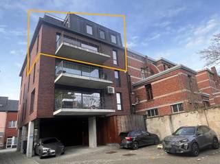 Gezellig dakappartement met veel lichtinval! Gelegen op 250meter van de grote markt in Turnhout. Dit ruime duplexappartement op de derde en vierde verdieping achteraan is bereikbaar met lift en combineert de voordelen van het leven in het stadscentrum met comfort en kwaliteitsmaterialen. Inkom met gastentoilet, ruime woonkamer met open keuken, praktische bergplaats aan de keuken, groot terras aan woonkamer toegankelijk via schuifraam en met mooi uitzicht op de tuin van het naastgelegen museum (Natuurpunt). Via een comfortabele open trap gaat men naar verdieping 4 met nachthal, geïnstalleerde badkamer, linnenberging en 3 slaapkamers waarvan 2 toegang geven naar een gezellig tweede terras.  Een extra bergkelder bereikbaar via lift en een gemeenschappelijke fietsen- en afvalberging op de gelijkvloerse verdieping vergroten het comfort van deze stijlvolle thuis. Gas, water en elektriciteit met aparte meters. De koper wordt bovendien de kans geboden één of meerdere autostaanplaats(en) op de private parking achter het gebouw (Aankoopprijs per staanplaats 20 000,- euro).  Beschikbaar bij akte. Elektriciteit conform, verwarming d.m.v. privatieve gaswandketel, geldig EPB certificaat E74 109kWh/m²jaar. Voor meer informatie of plaatsbezoek 0473/45.77.37 