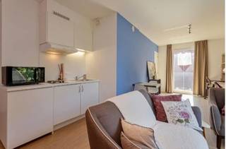 Te koop in Brugge <br /><br />Welkom in deze lichtrijke studio in de Wittemolenstraat 29 te Brugge. <br /><br />De troeven van deze studio zijn: <br /><br />- Slaapzone groot genoeg voor een dubbel bed - geschikt tot twee personen <br />- Afzonderlijke badkamer met toilet, douche en lavabo<br />- Gemeenschappelijke ruimtes en terras zorgen voor extra wooncomfort<br />- Zeer goede verhuurbaarheid door locatie op 5 minuten van de Vives hogeschool campus<br />- In de mooie, grote gemeenschappelijke tuin kan men heerlijk ontspannen, ook rondom het terrein veel groene zone<br />- Private fietsenstalling per studio<br />- Gebouw van 2016 in zeer goede staat - lage kosten <br />- Veel winkels, supermarkten, snackbars in de buurt. <br /><br />Enkel als studentenkamer mogelijk, niet voor privébewoning. <br /><br />Laat u verleiden door de foto's en aarzel niet om een bezoek aan te vragen. Vul bij voorkeur eerst het contactformulier via de knop en dan bel ik u zo spoedig mogelijk op.<br /><br />Laurens Deprez 0496 20 64 64