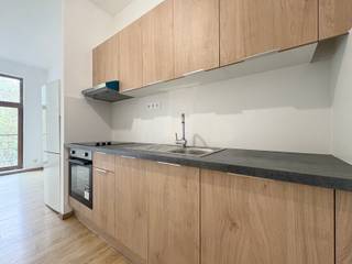 Ideaal gelegen, dicht bij de Hallepoort bieden wij dit mooie appartement van 74 m² met een groot terras aan. Het biedt: een inkomhal, een...
